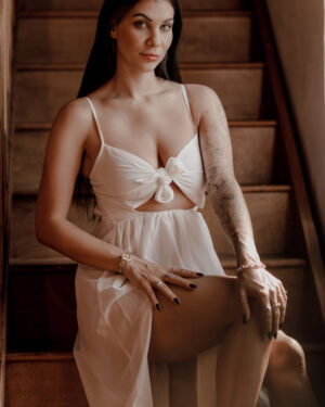 Roxy Mendez Catching Light Boobs