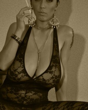 Anya Busty Retro