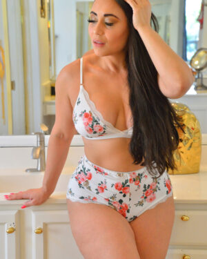 Carmela Wet In The Tub FTV Milfs