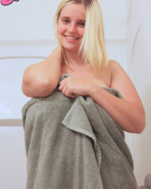 Codi Vore Naked Bath Time