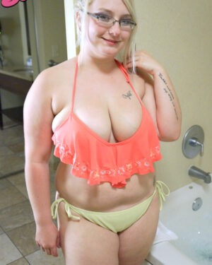 Crystal Kittenn Lovely Nude Bath