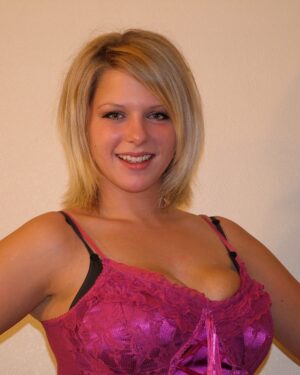Elle Lavelle Naughty Midwest Girl