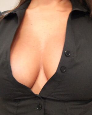 Emma Green Deep Cleavage