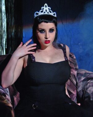 Jenna Curvy Goth