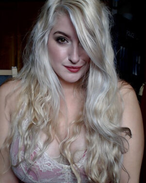 Kaylee Pond Busty Webcam Model