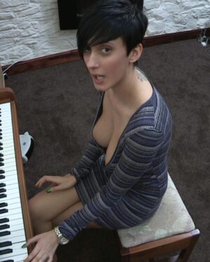 Kim Piano Downblouse