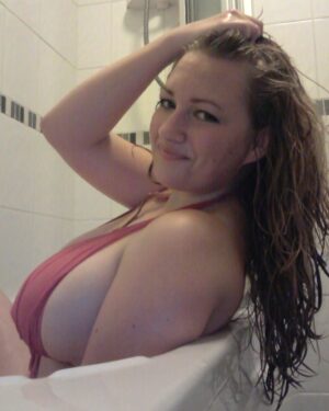 Sara Willis Bath Candid