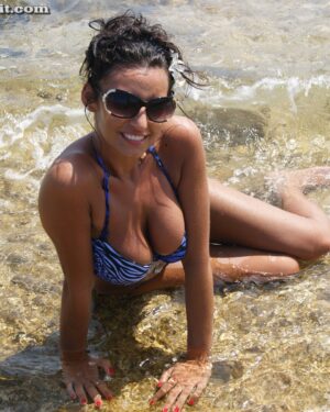 Sarah Flaunt It Topless Beach