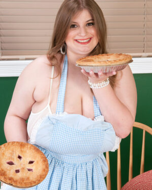 Sarah Rae Finger In The Pie XL Girls